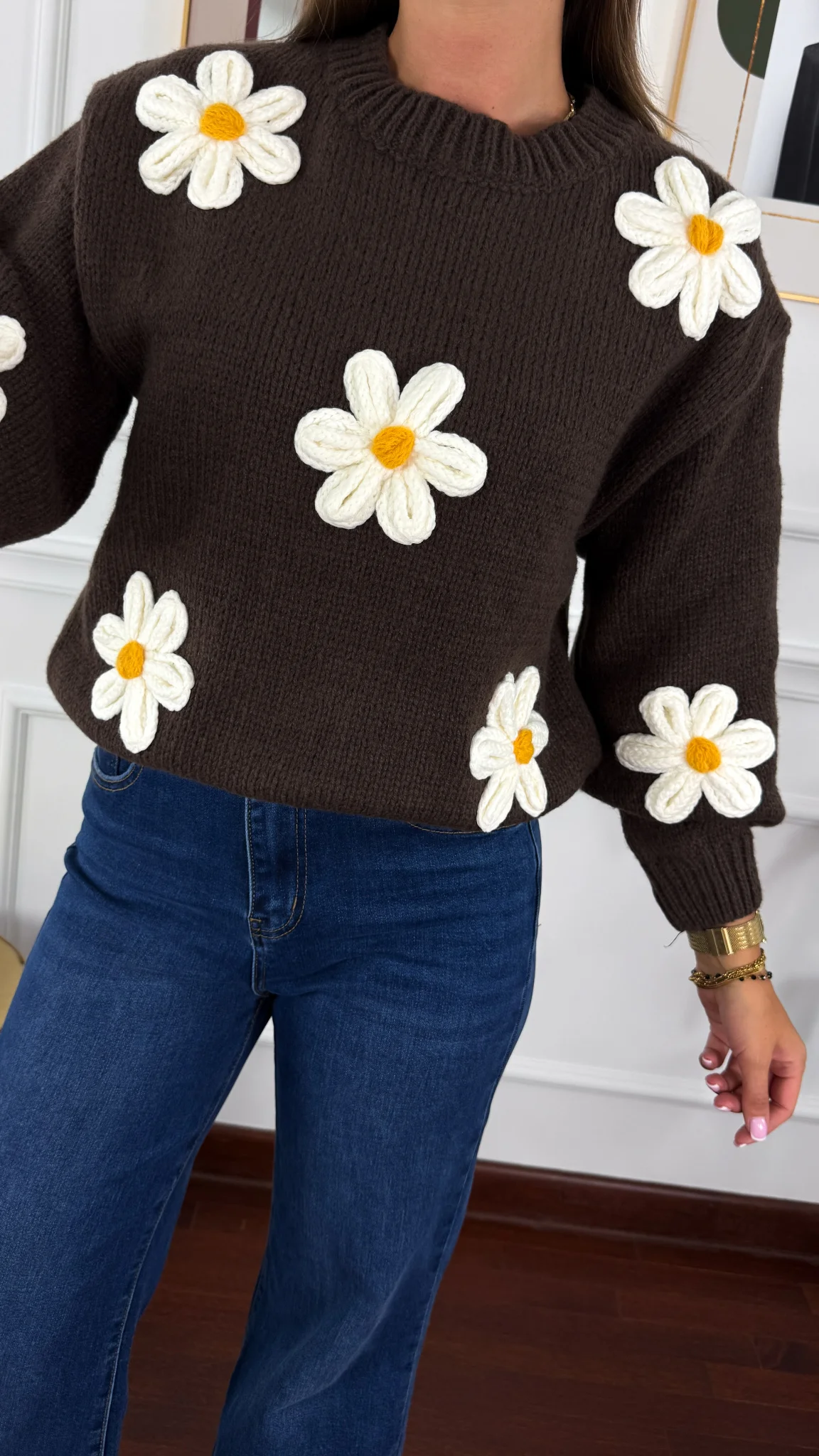 Sweter Selma w kwiaty czekoladowy