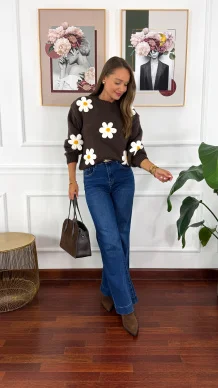 Sweter Selma w kwiaty czekoladowy