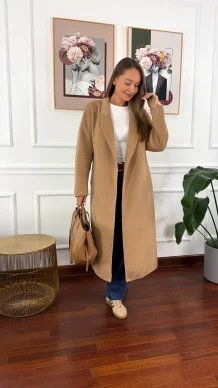 Wełniany płaszcz Astrid camelowy