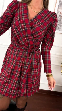 Przekładana wiskozowa sukienka Lora w kratę czerwona