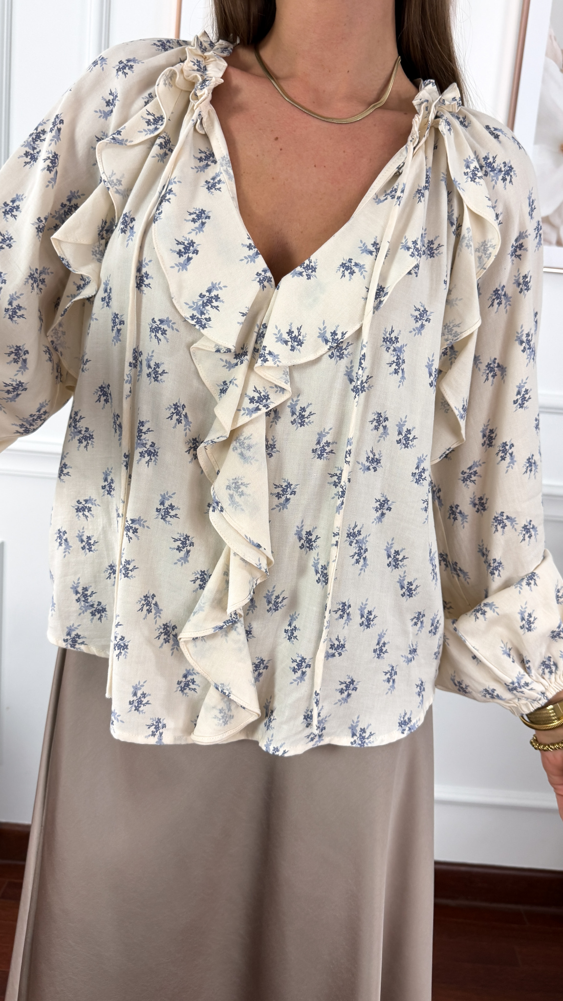 Koszula z falbanką Marta ecru z kwiatami