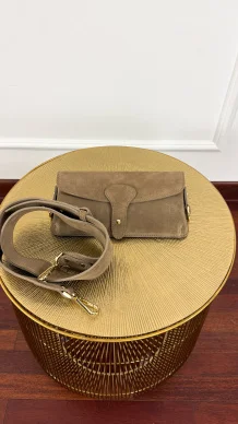 Zamszowa skórzana torebka Mia taupe