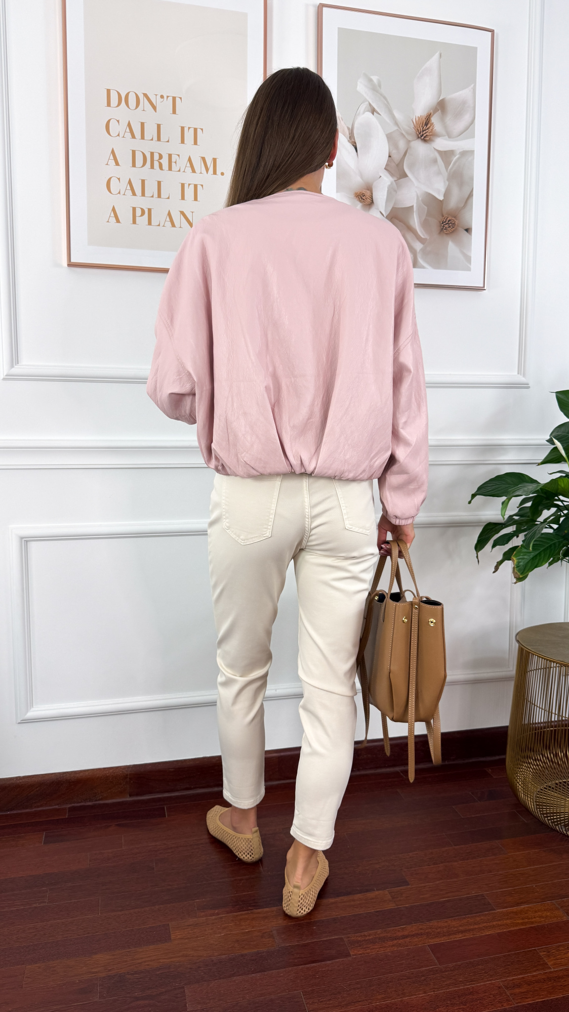 Materiałowe spodnie mom-fit Kelia beżowe