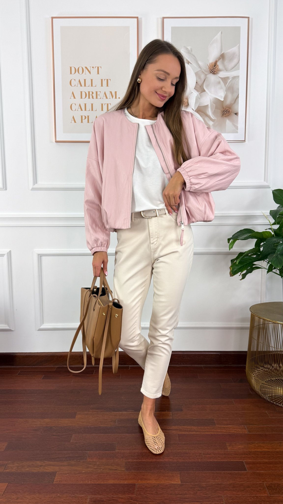 Materiałowe spodnie mom-fit Kelia beżowe