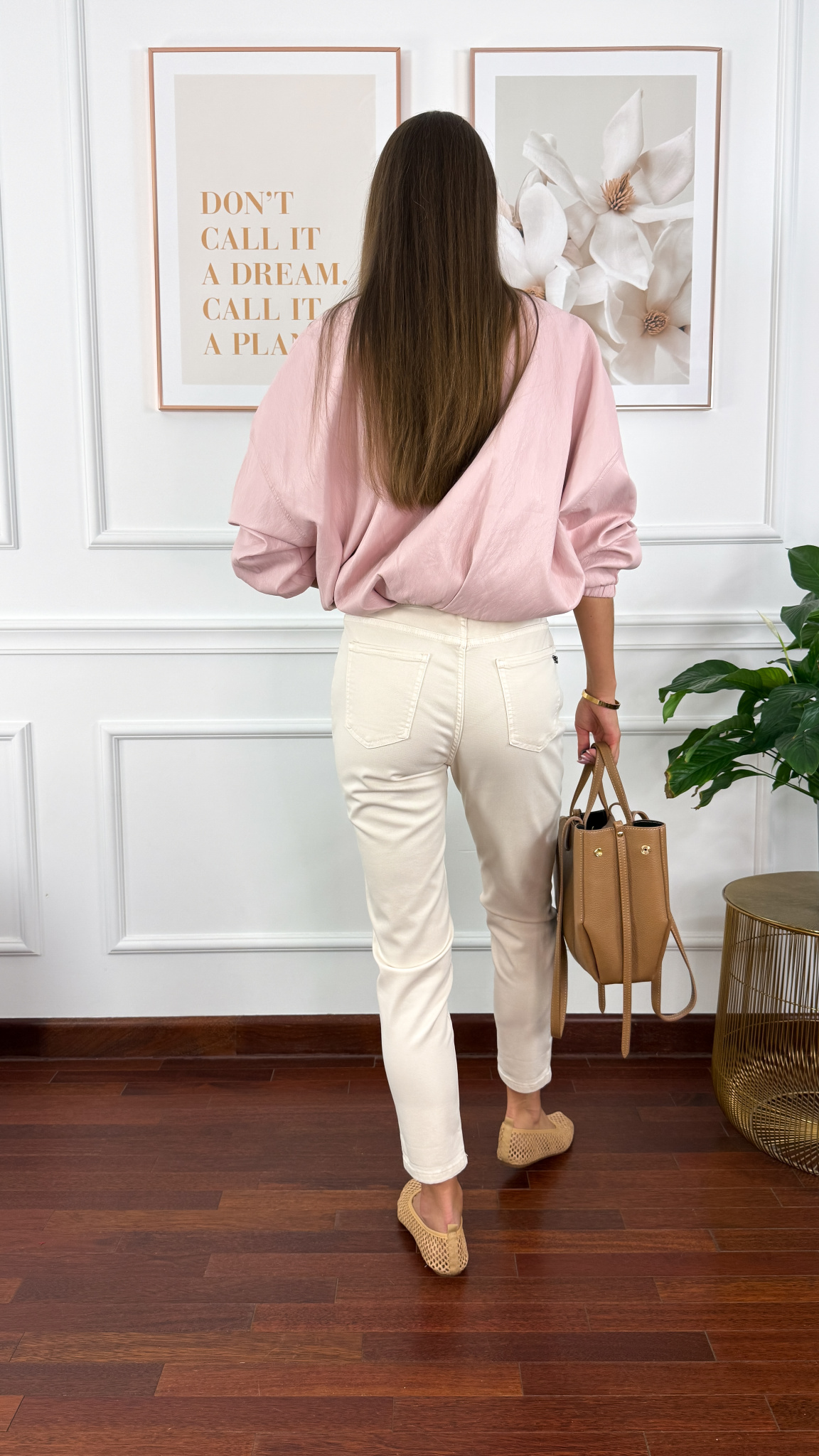 Materiałowe spodnie mom-fit Kelia beżowe