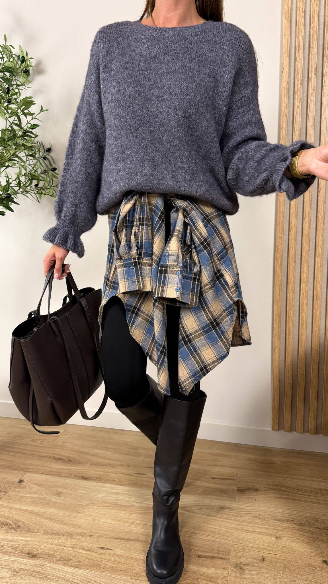 Sweter Suri z falbanką szary
