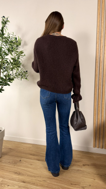 Sweter Suri z falbanką czekoladowy