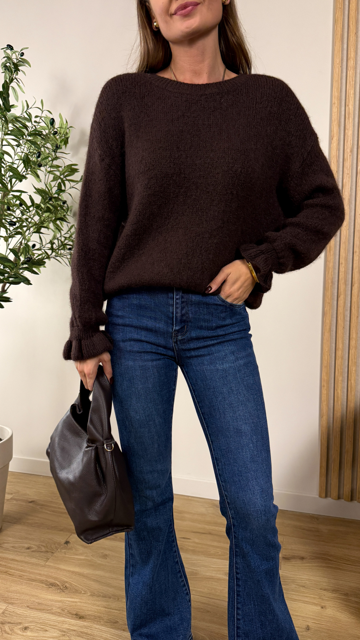Sweter Suri z falbanką czekoladowy