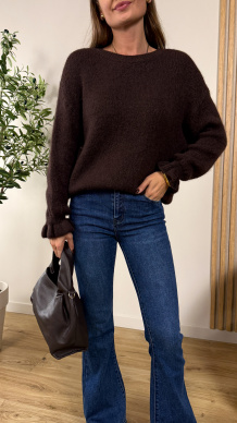 Sweter Suri z falbanką czekoladowy