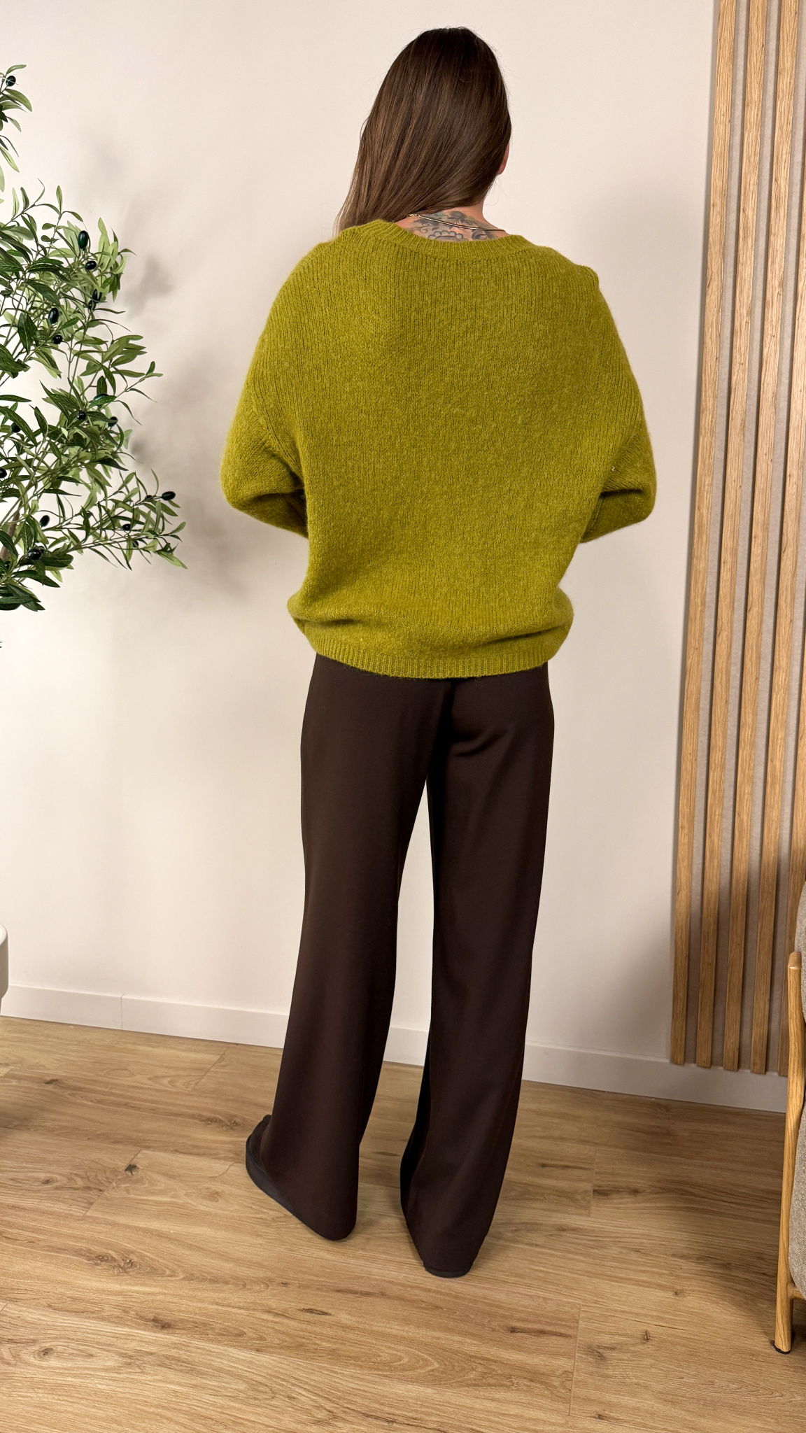 Sweter Suri z falbanką zielony