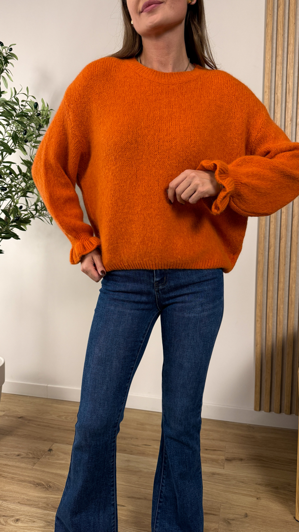 Sweter Suri z falbanką pomarańczowy